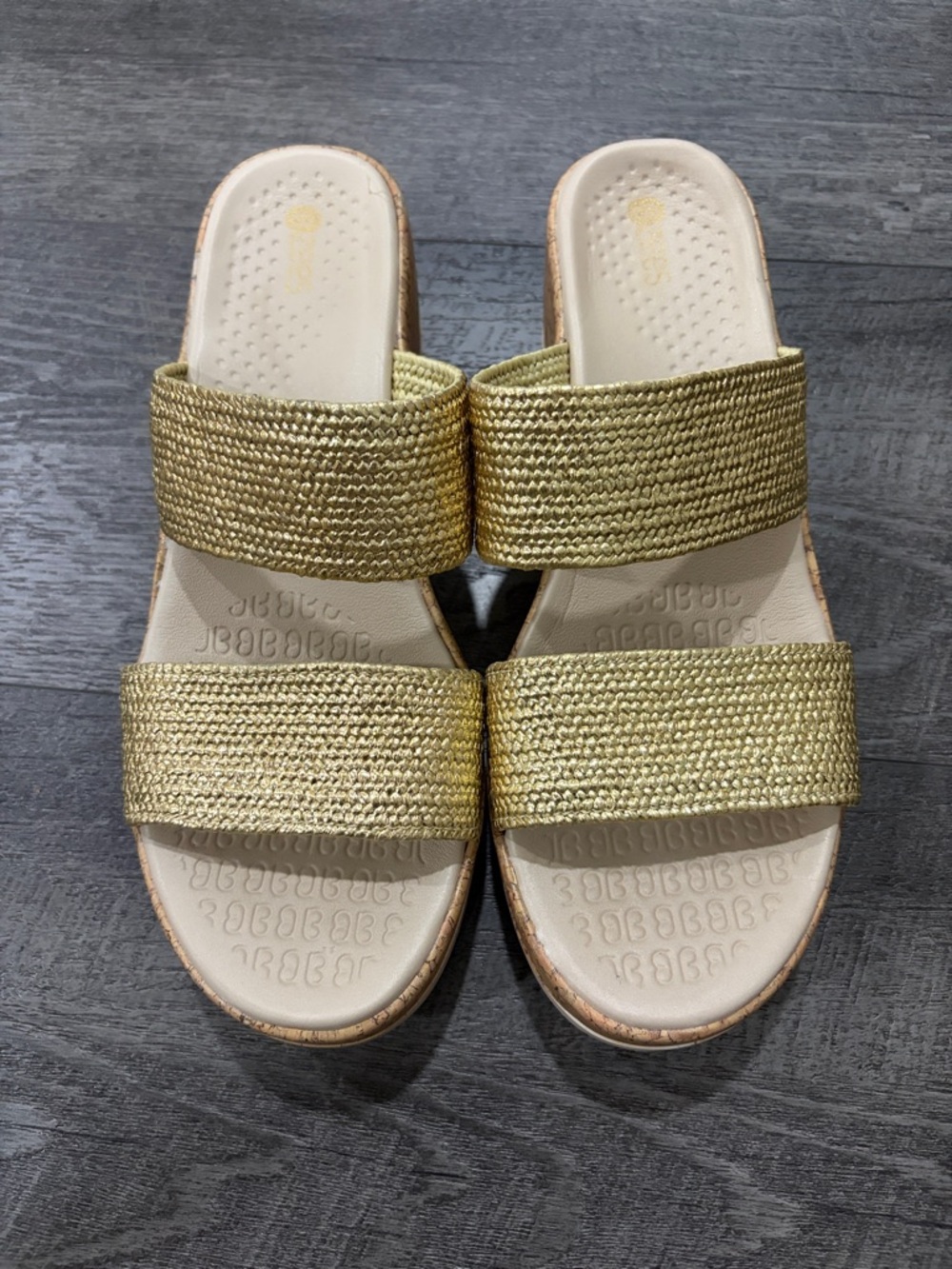 Bzees Resort Wedge Sandal Womens Sz 8.5  Gold Fabric